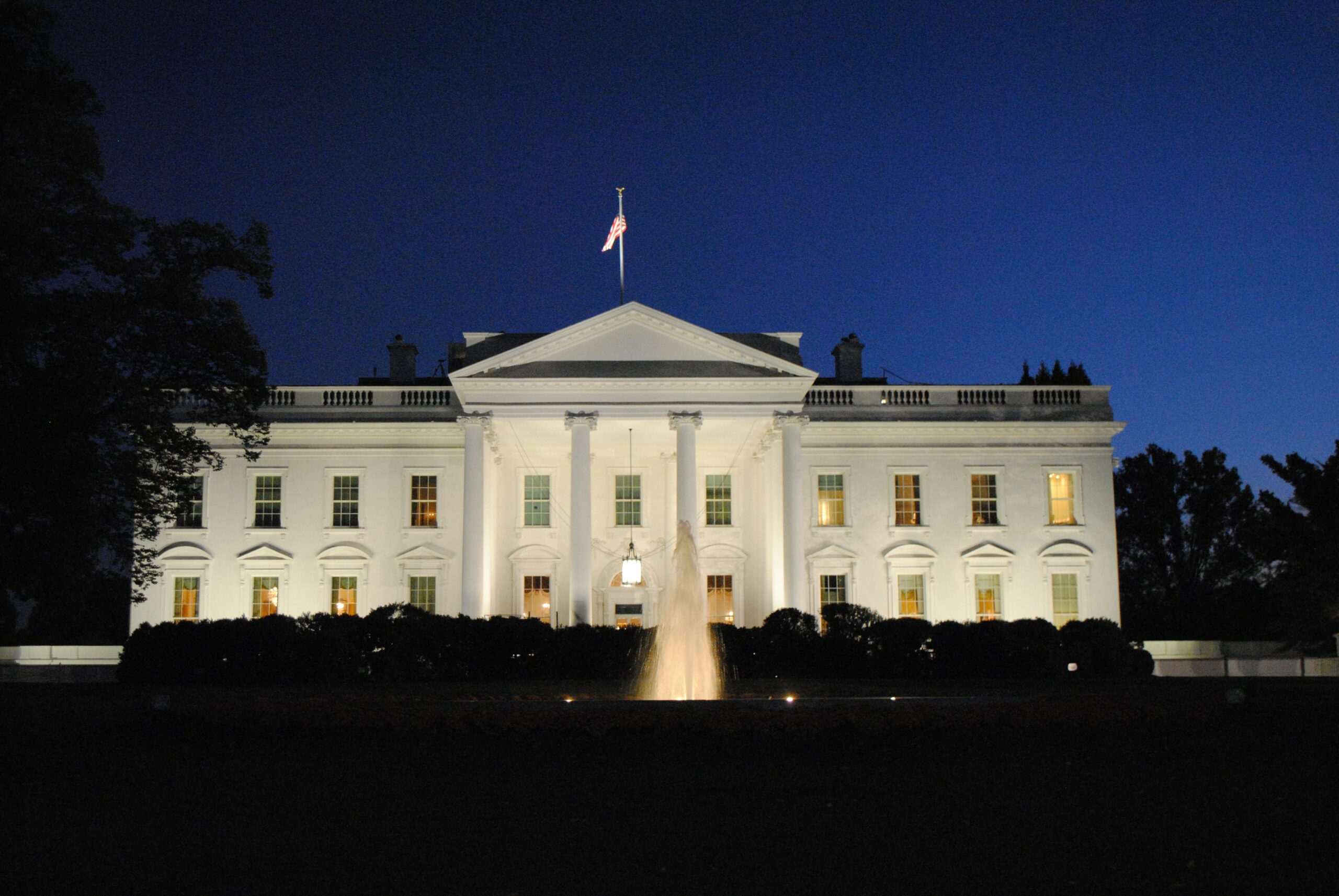 photo of the white house at night